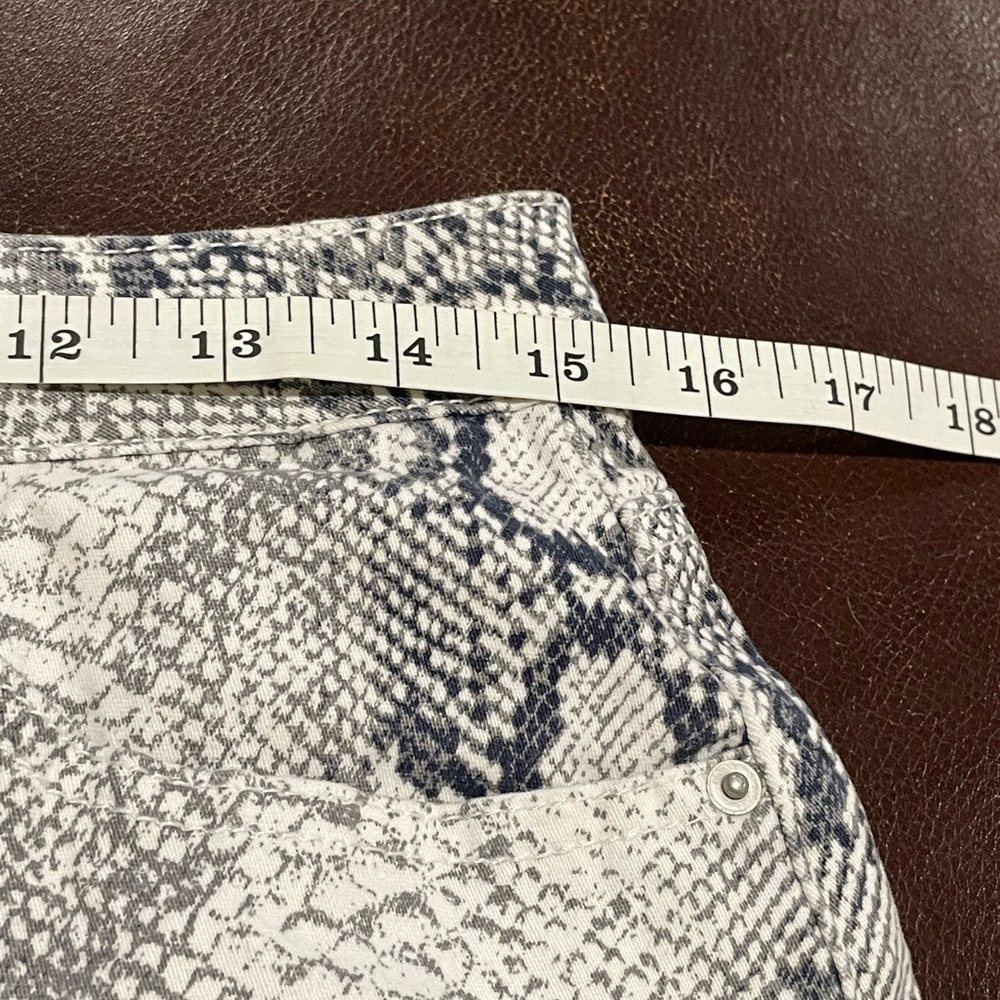 ❤️🔥 Fire! Python Print Womens Sz 11 3” Snakeskin Y2K Stretch Animal Print Short - Picture 7 of 11